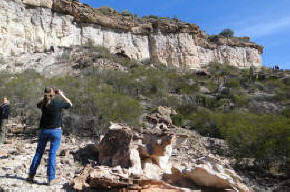 Sendero entre paredones de roca — El Chiflón, La Rioja.