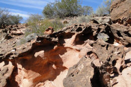 Sendero de trekking entre rocas sedimentarias.