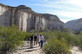 Paisaje árido con relieves sedimentarios — El Chiflón, La Rioja.