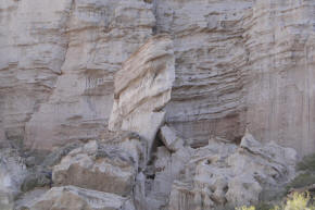 Sendero entre paredones de roca — El Chiflón, La Rioja.