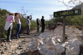 Sendero entre paredones de roca — El Chiflón, La Rioja.