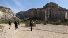 Paisaje árido con relieves sedimentarios — El Chiflón, La Rioja.