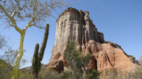Sendero entre paredones de roca — El Chiflón, La Rioja.