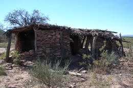 Morteros comunitarios tallados en la roca cerca de la Vivienda Centenaria.