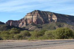 Farallones de arenisca de tonos rojizos y ocres en el cañón de El Chiflón.