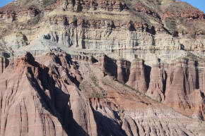 Paisaje árido con relieves sedimentarios — El Chiflón, La Rioja.